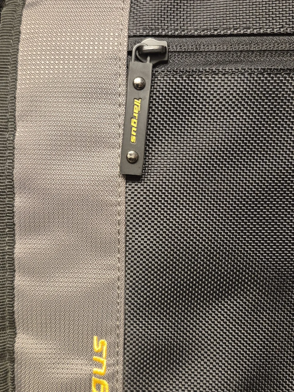 Targus Men’s Black & Gray Messenger Bag NWOT